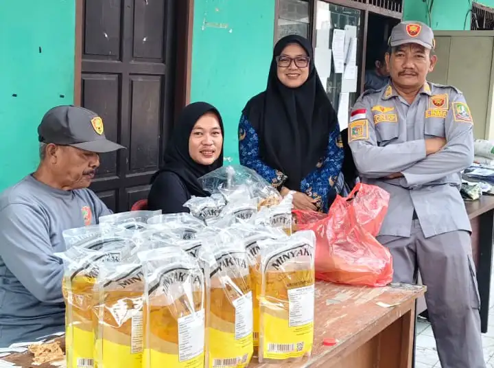 1.858 Keluarga di Jatisari Terima Bansos Beras dan Minyak Goreng
