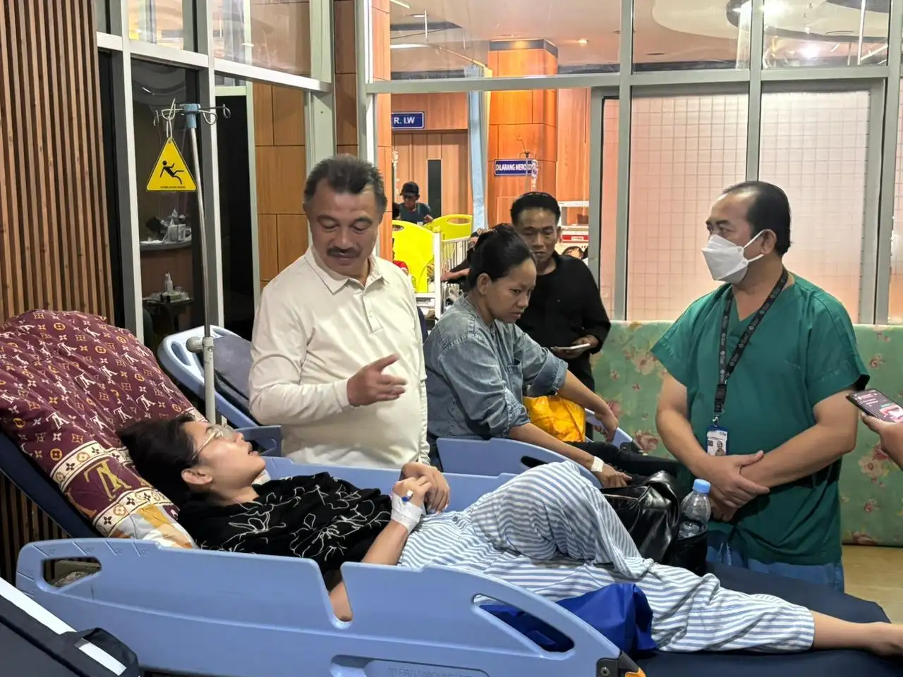Jenguk Korban Kecelakaan Kereta Api di RSUD CAM, Wakil Wali Kota Bekasi Sampaikan Duka Mendalam