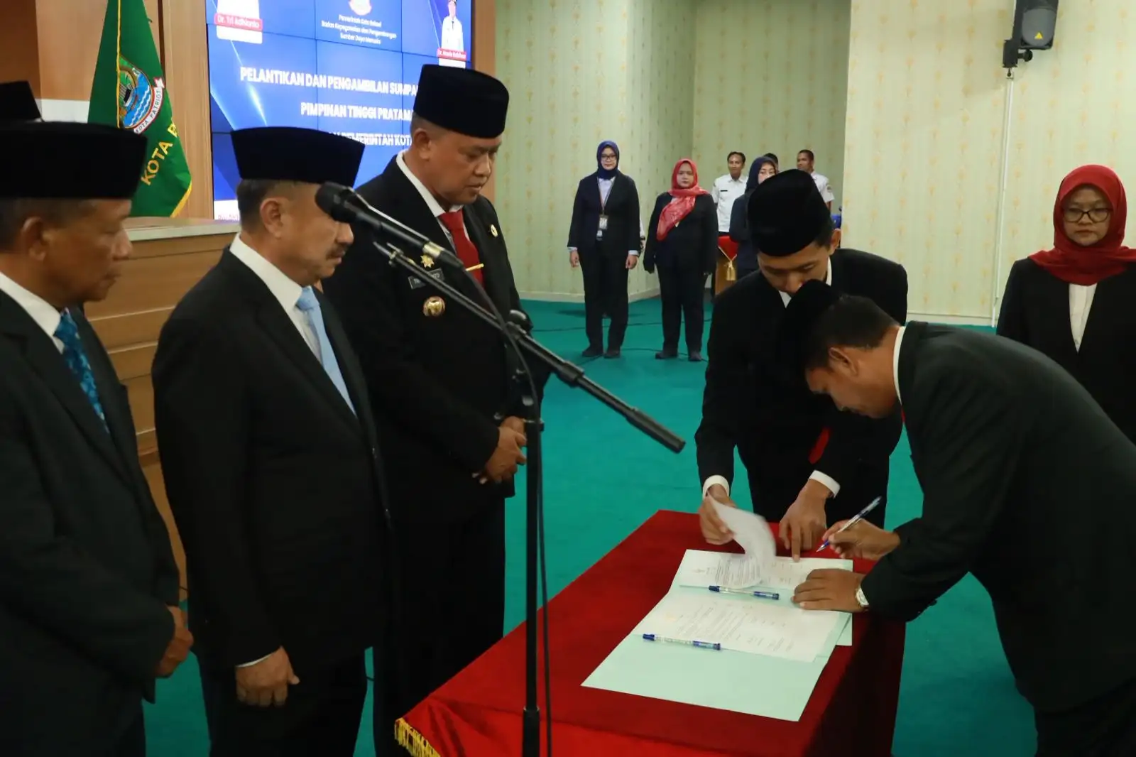 2 Pejabat Eselon II Pemkot Bekasi Dirotasi, Tri Adhianto Beri Target Khusus Untuk Disnaker