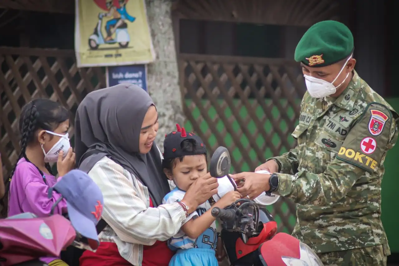 TNI dan Forkopimcam Bengalon Kompak Hadapi Kabut Asap, Warga Dibagikan Masker