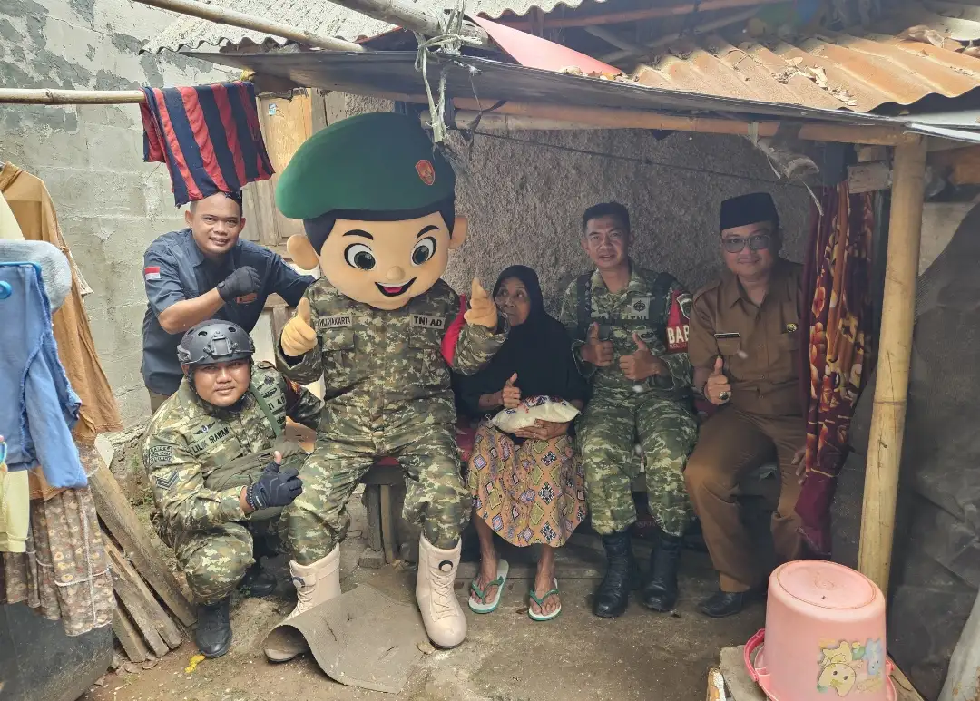 Jumat Berkah, Babinsa Turun ke Warga, Bagikan Beras Bersama Maskot Siwijayakarta