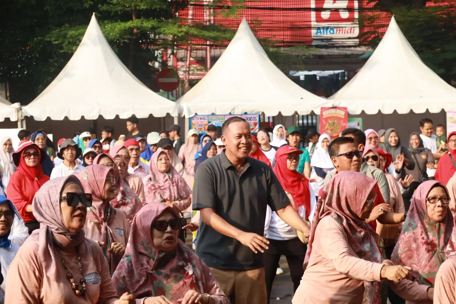 Tri Adhianto Ikut Senam Bersama dan UMKM Ramaikan Akhir Pekan di Kecamatan Bekasi Selatan