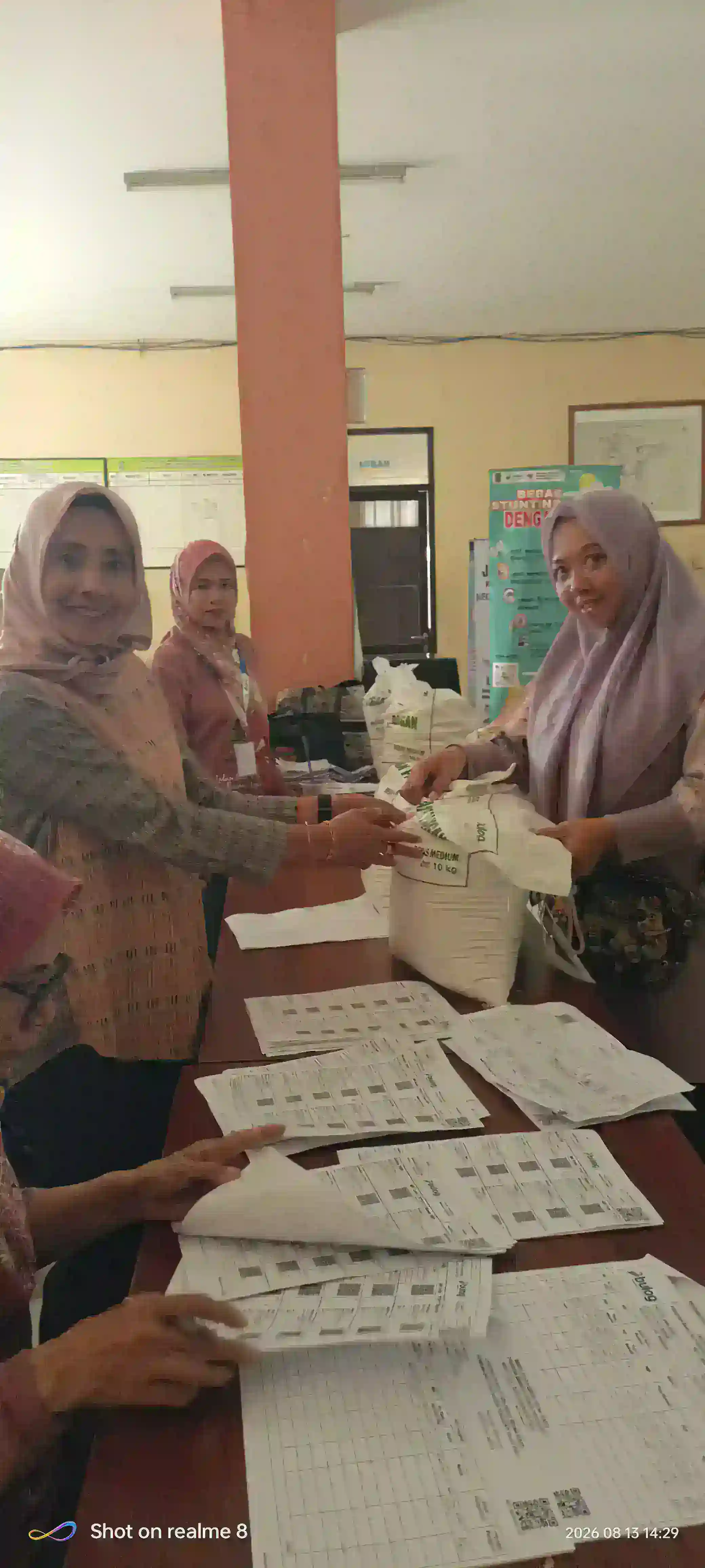 Alhamdulillah! 1.770 Warga Jatikarya Kota Bekasi Terima Loucing Bansos Beras Setelah Tunggu 3 Bulan
