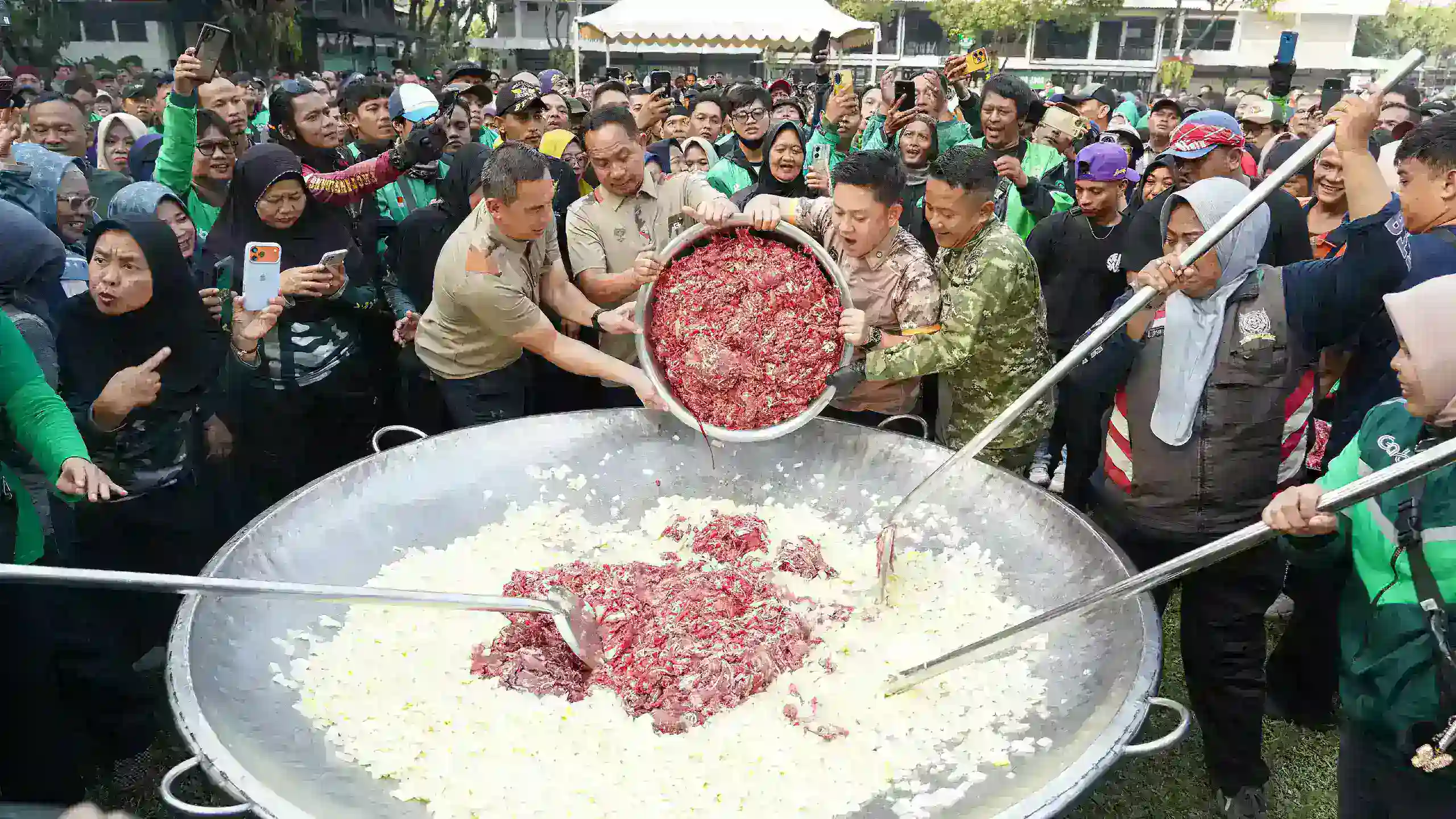 Hit & Eat Kodam Jaya, Ribuan Warga dan Ojol Nikmati Masakan Pangdam