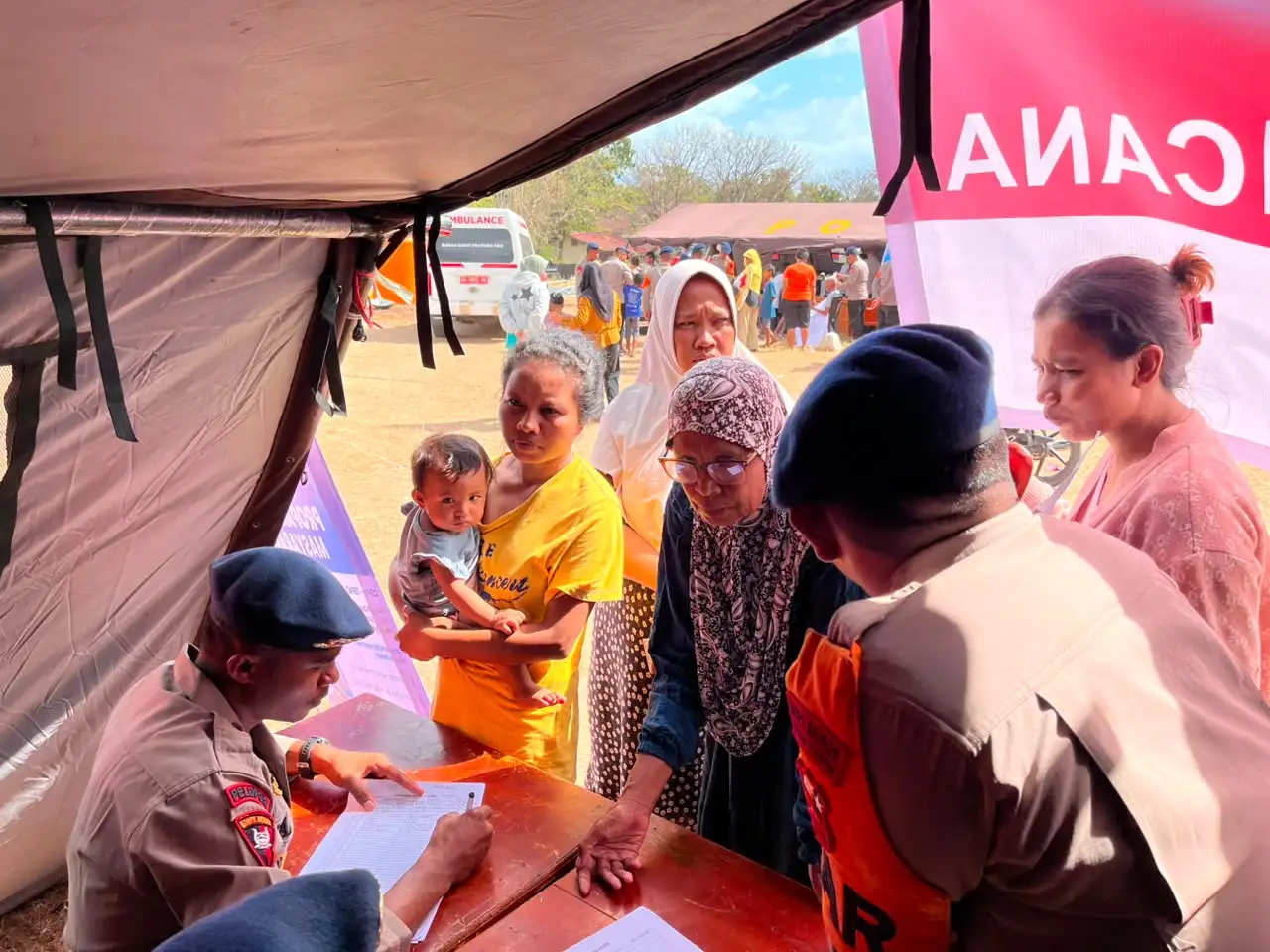 Korbrimob Hadir di Tengah Warga, Pastikan Bantuan Gempa di Manggarai Tepat Sasaran