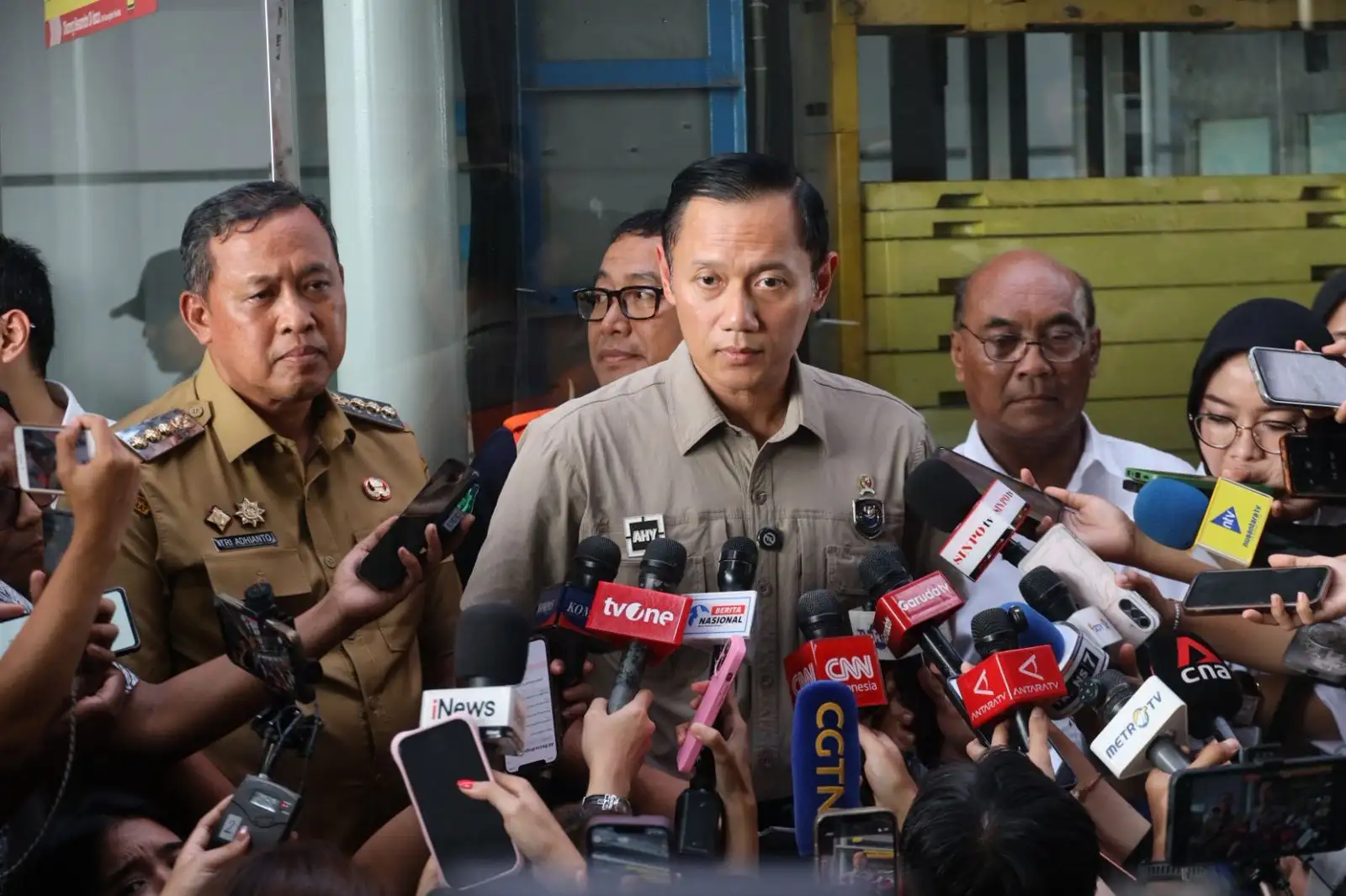 Tri Adhianto Sambut AHY di Stasiun Bekasi, Pastikan Evakuasi Kereta Tuntas dan Layanan Segera Normal