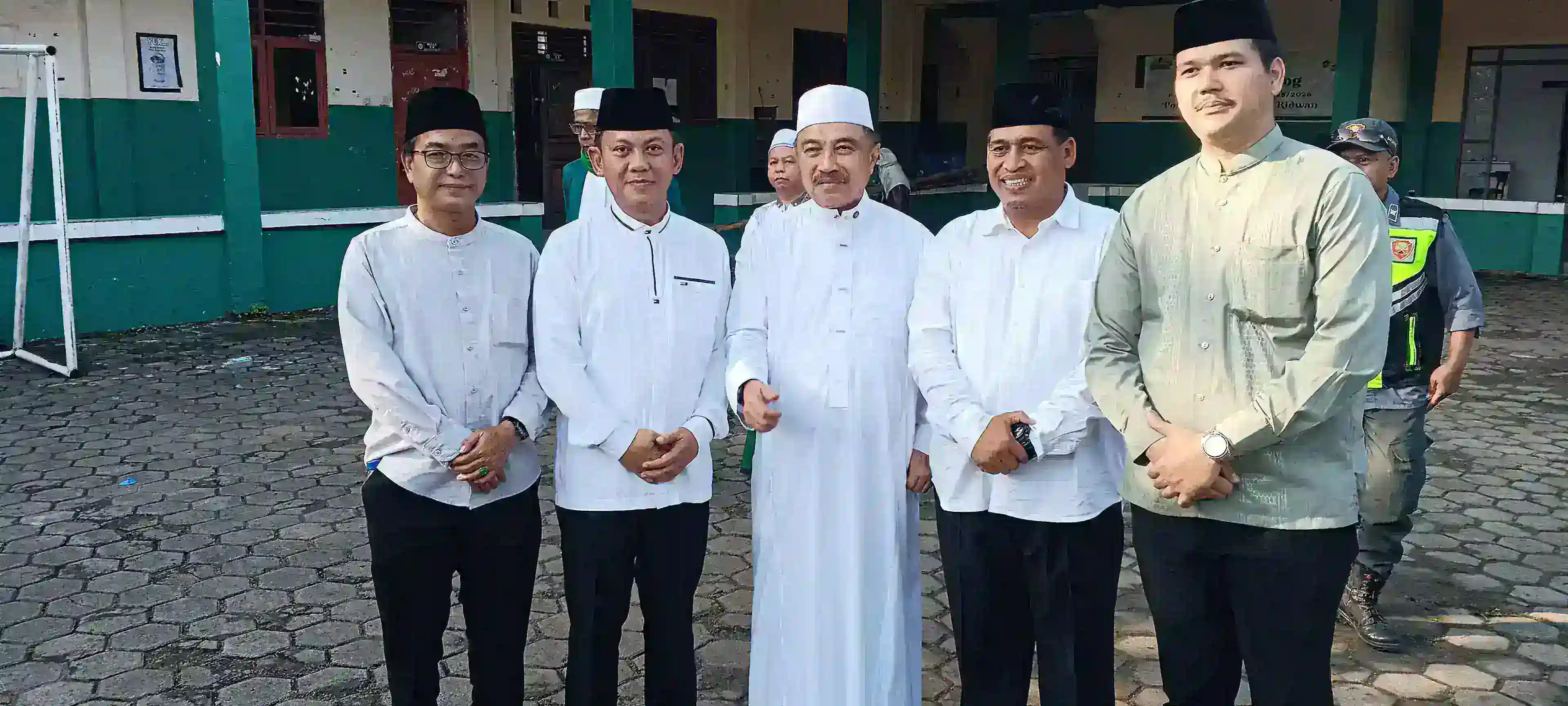 Camat Jatiasih Dampingi Wakil Walikota Bekasi Serahkan Hewan Kurban Banpres ke Masjid Al Mukhlisin 