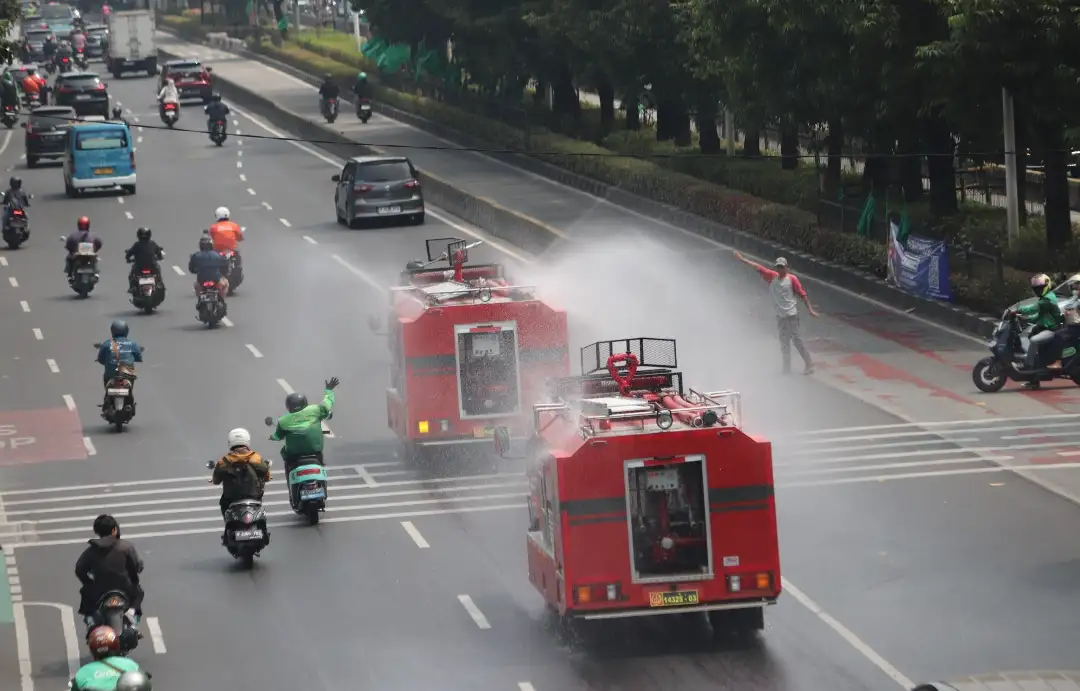 Kodam Jaya Turunkan 147 Water Tank, Jalan dan Fasilitas Umum Dibersihkan dari Debu Vulkanik