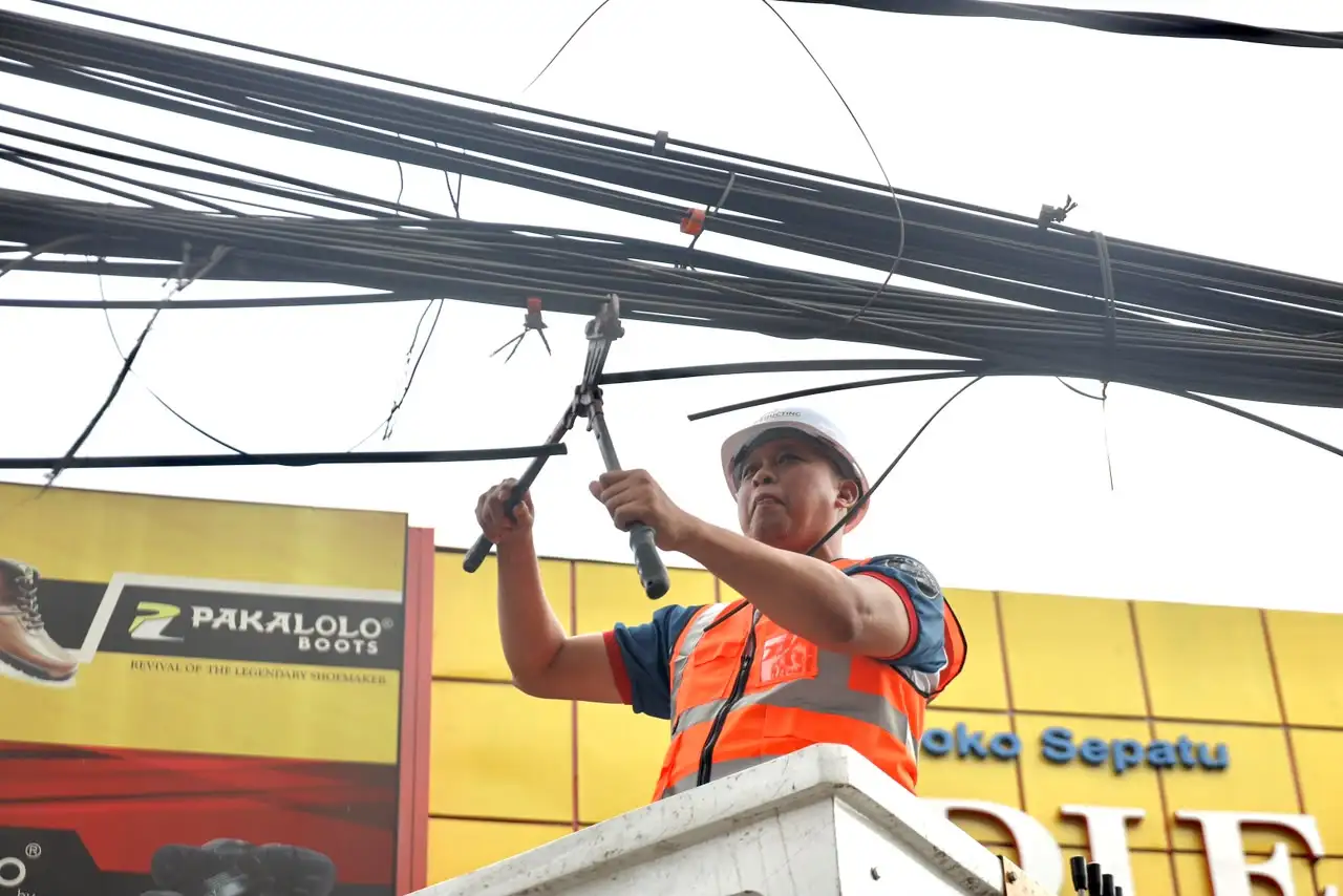 Tri Adhianto Potong Kabel Semrawut, Bekasi Targetkan Jaringan Utilitas Bawah Tanah Tuntas Tiga Tahun