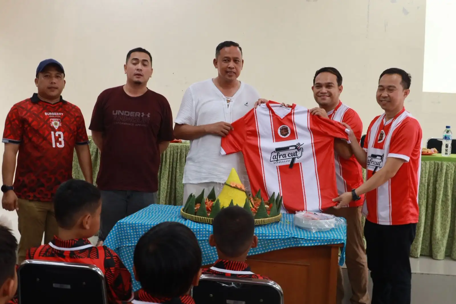 Tri Adhianto Beri Motivasi Klub Kota Baru FC, Tekankan Pembentukan Karakter Atlet Sejak Dini