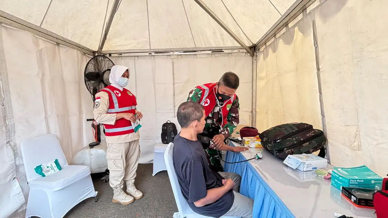 TNI-Polri Buka Layanan Kesehatan Gratis, Antisipasi Dampak Abu Vulkanik Anak Krakatau