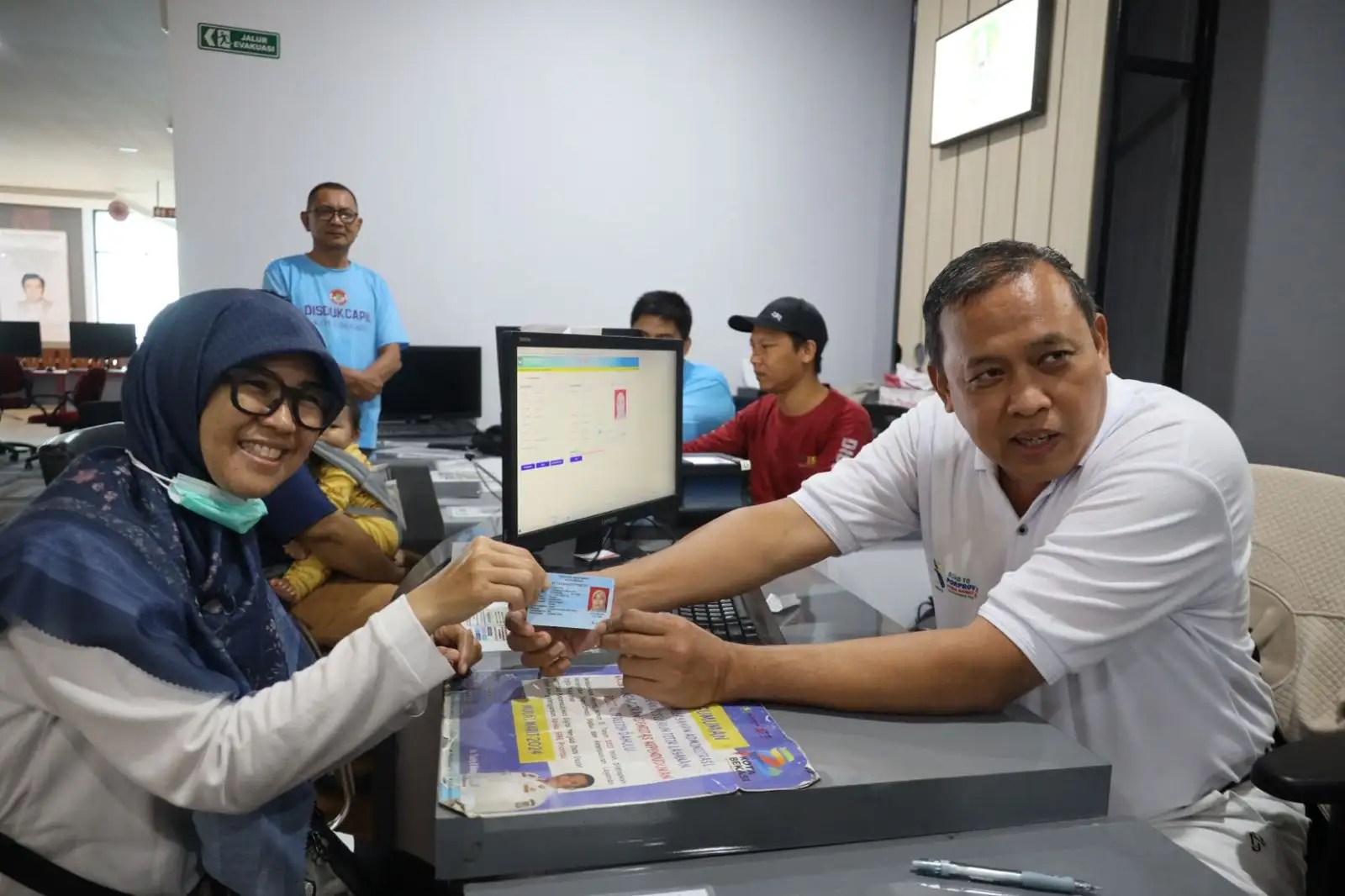 Mendadak Jadi Operator Cetak KTP, Wali Kota Bekasi Pastikan Pelayanan Ekstra di MPP Berjalan Optimal