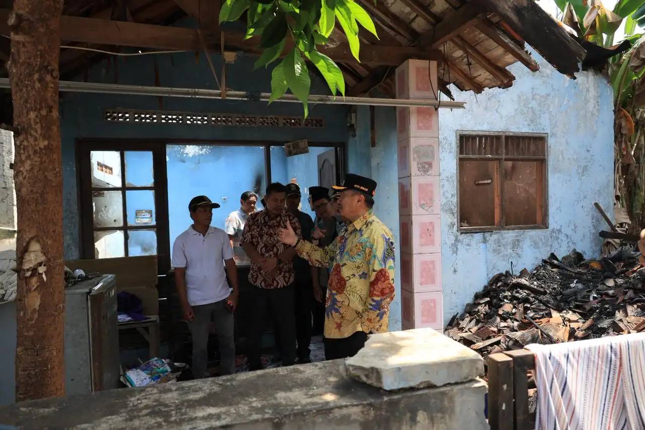 Wawali Bekasi Kunjungi Korban Kebakaran di Bojong Rawalumbu