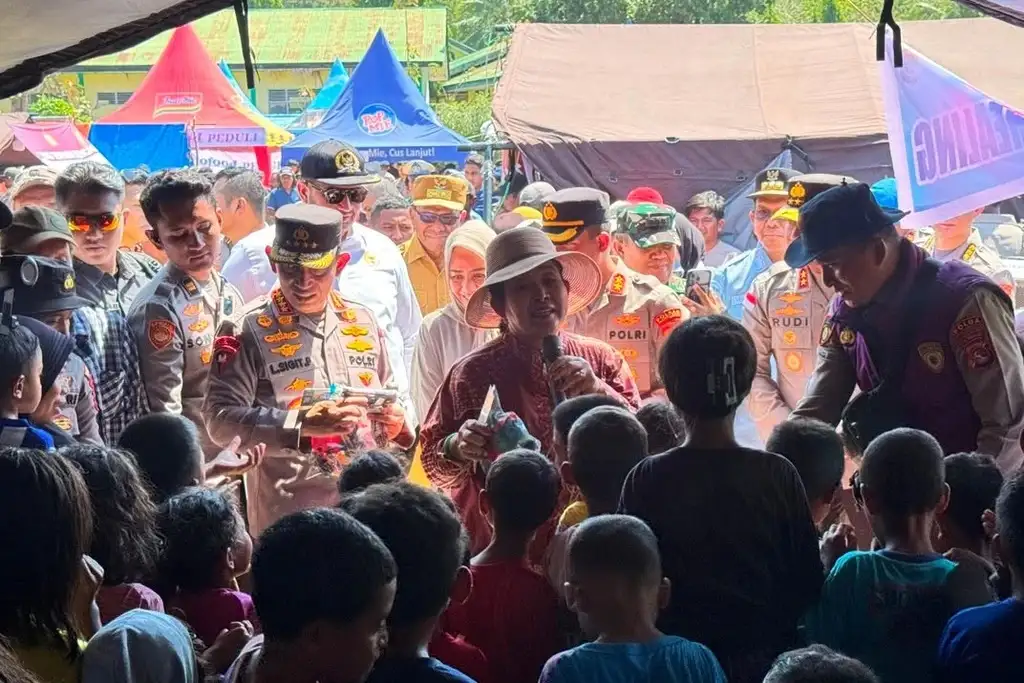 Kapolri Tinjau Pengungsian di Manggarai, Pastikan Bantuan 247 Ton Logistik Tersalur Optimal