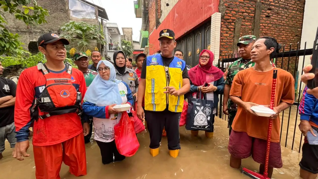 Banjir Rendam Gang Mawar Margahayu, Wali Kota Bekasi Turun Langsung Serap Aspirasi Warga