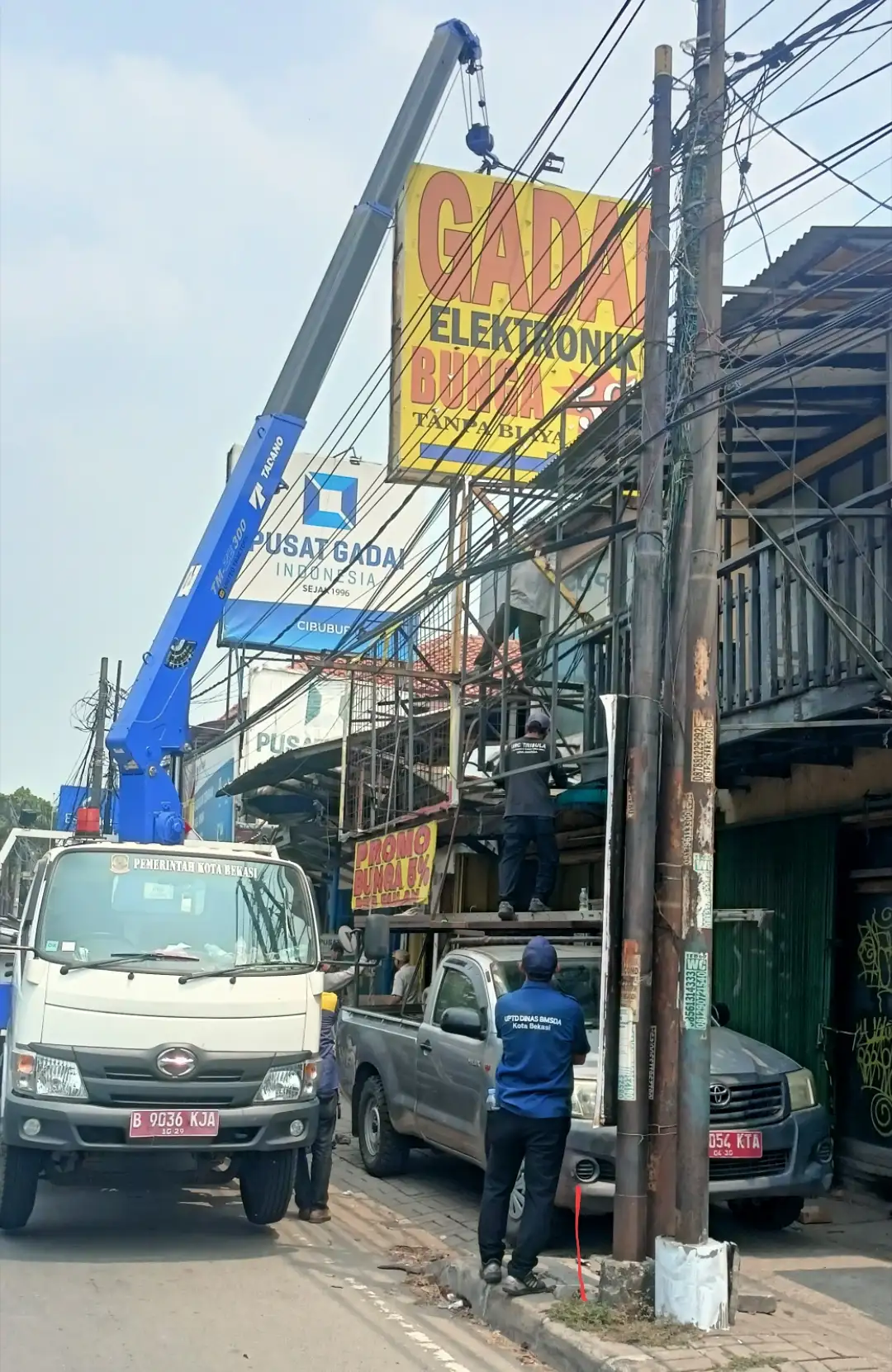 Reklame Tak Berizin Ditertibkan di Jatisampurna, Camat: Tak Ada Lagi Negosiasi