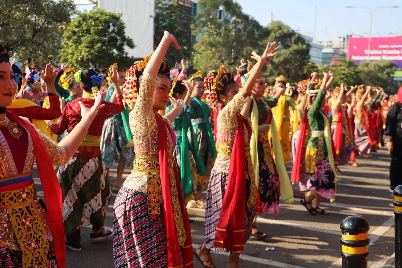 Wali Kota Bekasi Dorong Generasi Muda Lestarikan Budaya Lewat Tari Kolosal Hari Tari Sedunia