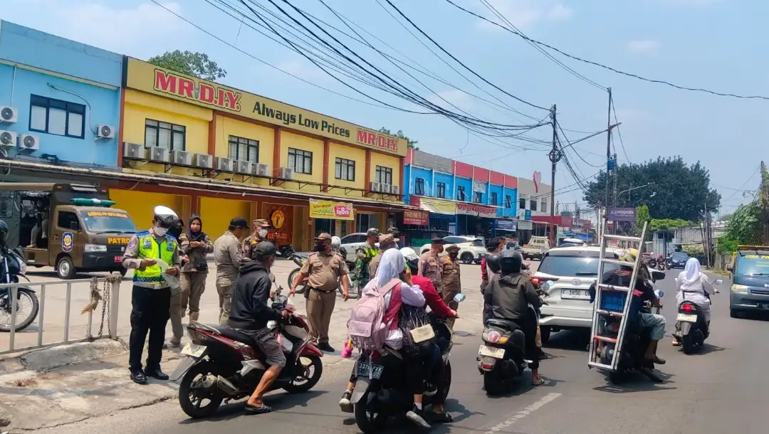 Tiga Pilar Jatisampurna Gelar Patroli, Warga Diimbau Kembali Gunakan Masker