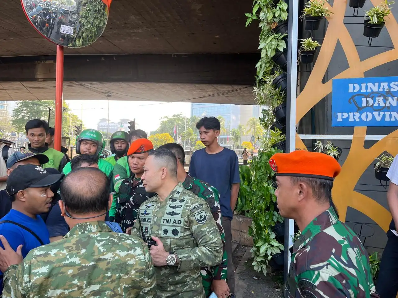 Kodam Jaya Bantu Polri Halau Massa Unjuk Rasa dari Gedung DPR/MPR RI