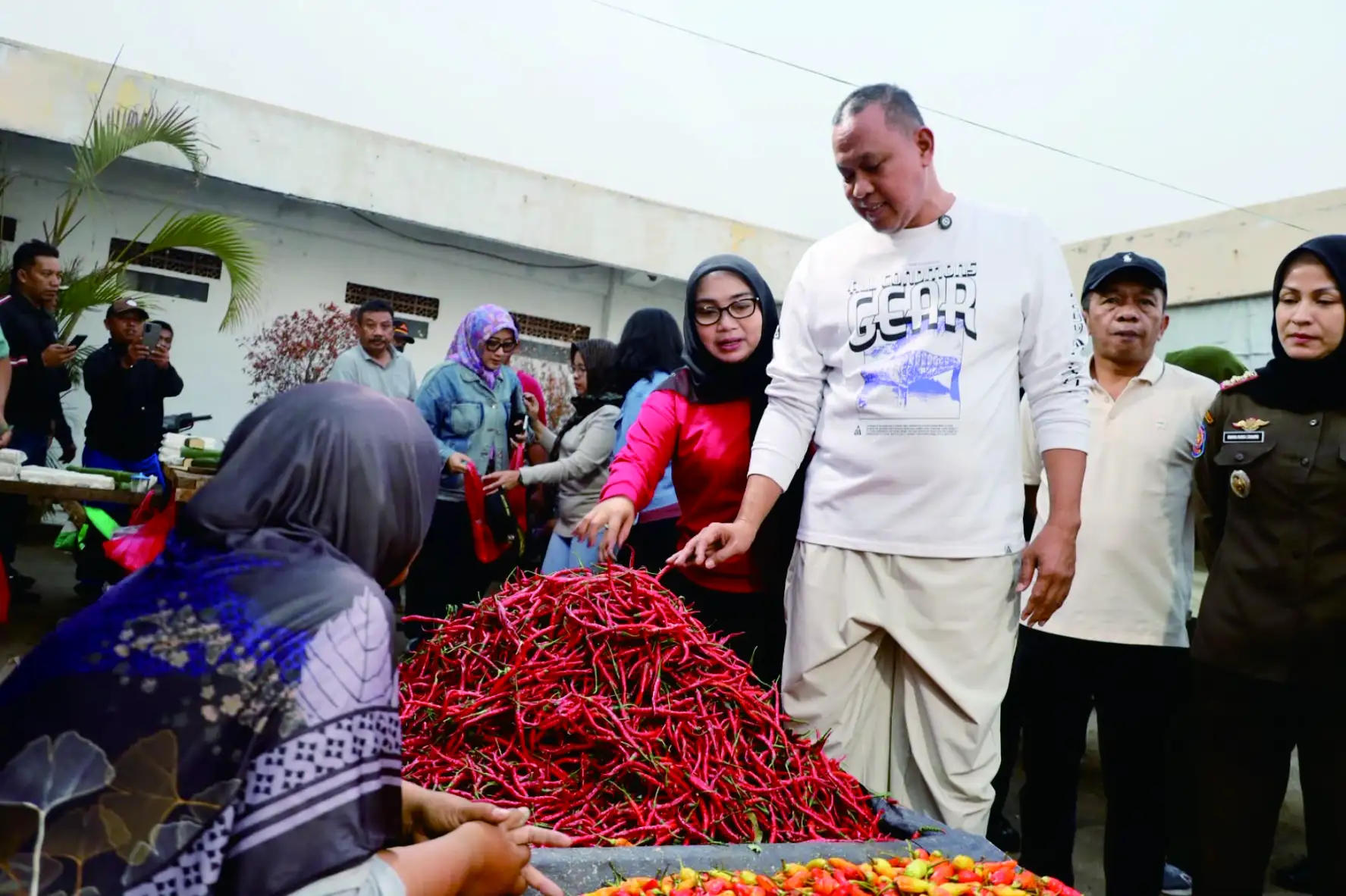 Tinjau Pasar Tumpah di Rooftop Pasar Baru, Tri Adhianto: Fasilitas Kanopi, Eskalator Hingga Lift Barang Disiapkan Bertahap