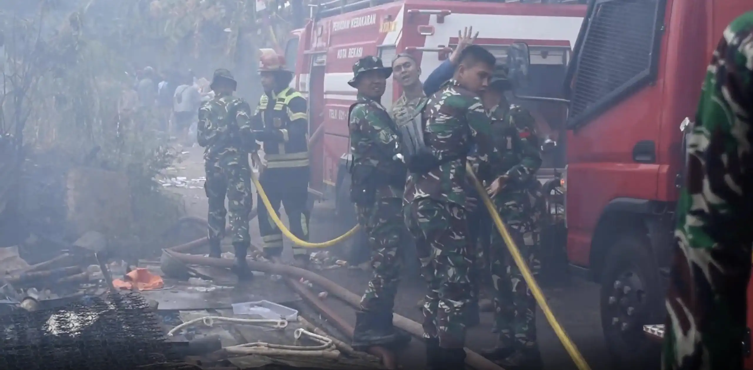 Kebakaran Gudang Rongsok di Rawalumbu, Prajurit Yonif PIK 202/TM Turun Tangan
