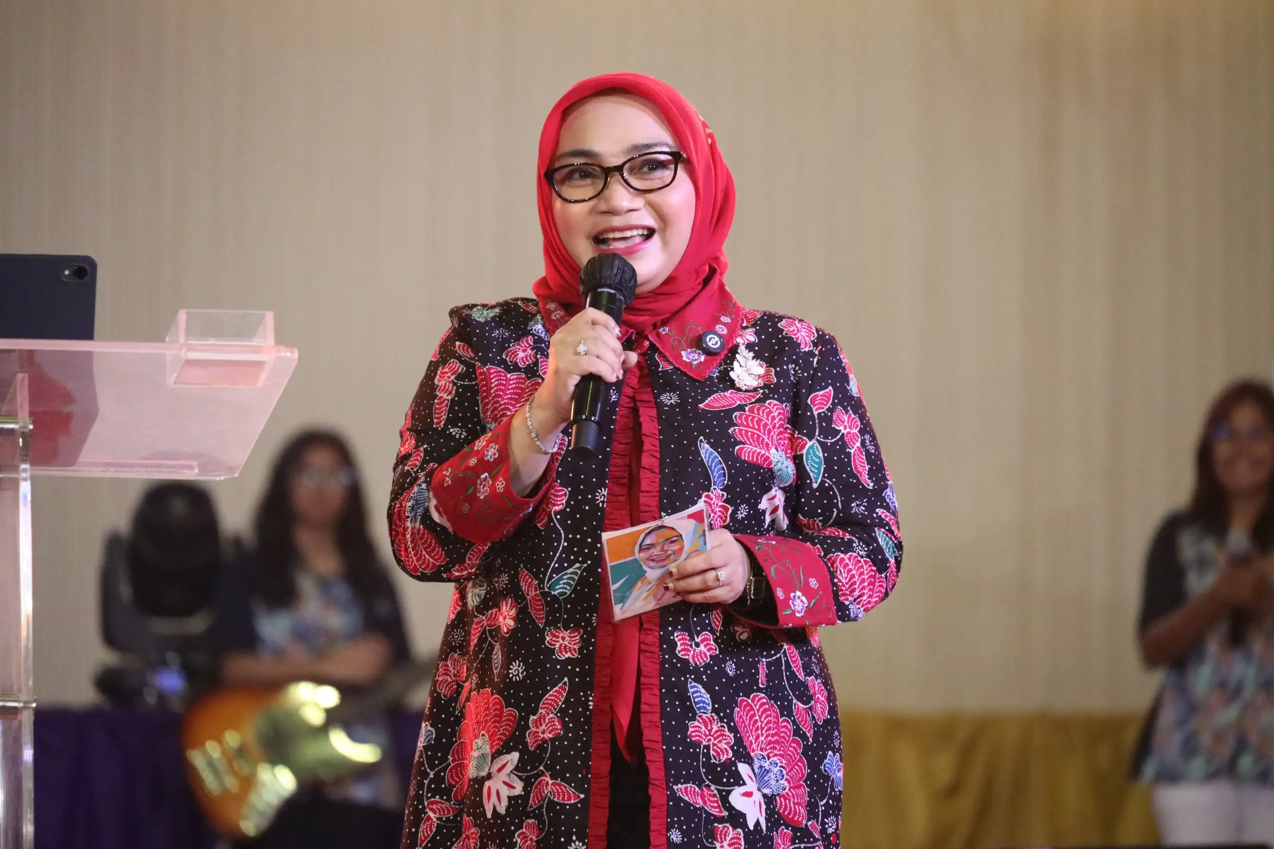 Perempuan Tangguh, Bekasi Makin Keren: Wiwiek Hargono Ajak Perempuan Jadi Pilar Keluarga dan Pembangunan