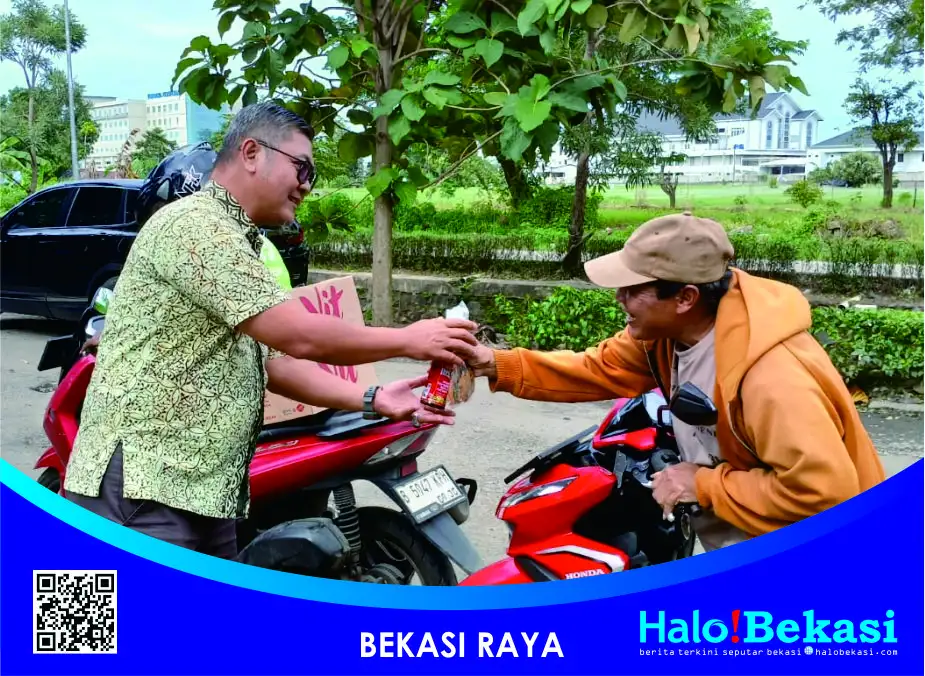 Berbagi Takjil, Pegawai Kelurahan Harapan Baru Turun ke Jalan Disambut Senyum Manis Warga