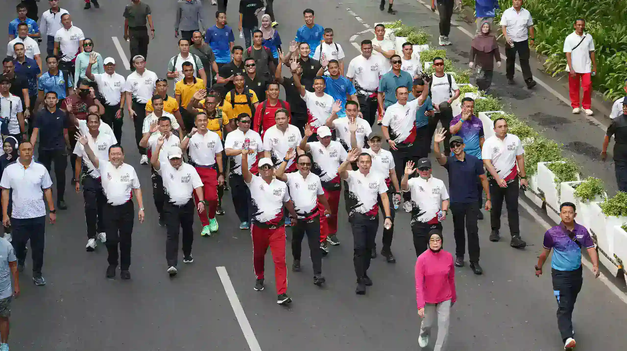 Ribuan Warga Meriahkan Fun Walk HUT ke-81 TNI, Sinergi TNI-Polri dan Masyarakat Terasa di Jakarta