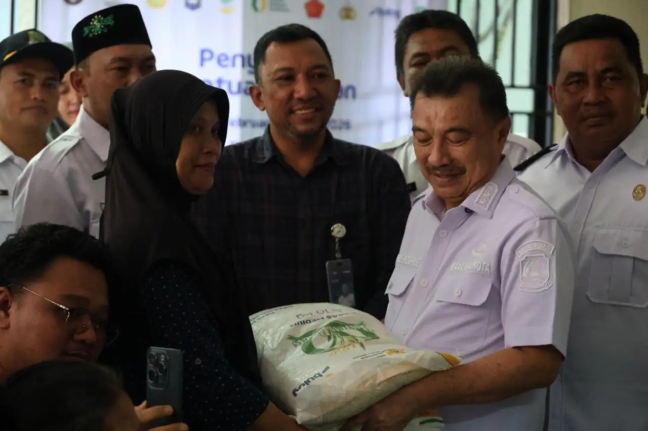 Wakil Wali Kota Bekasi Tinjau Langsung Penyaluran Bantuan Pangan Ke Masyarakat