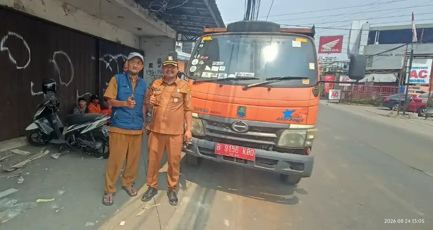 Pasca-Gempur Bangunan Liar di Kali Harun, DLH Pondok Melati Siagakan Armada Angkut Sisa Puing