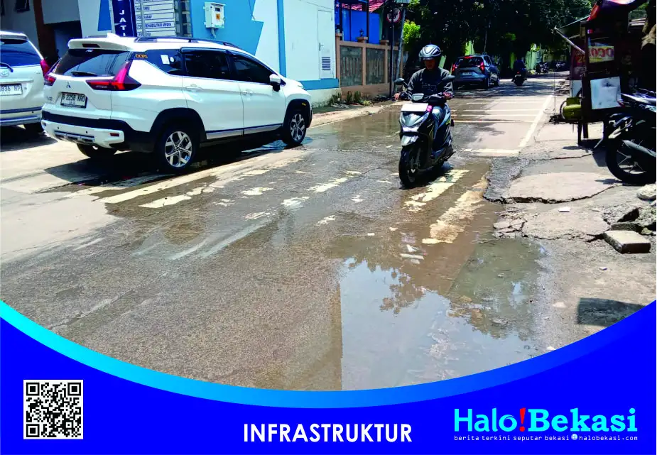 Selokan Depan RSUD Jatisampurna Tersumbat, Air Beraroma Tidak Sedap Meluap ke Jalan