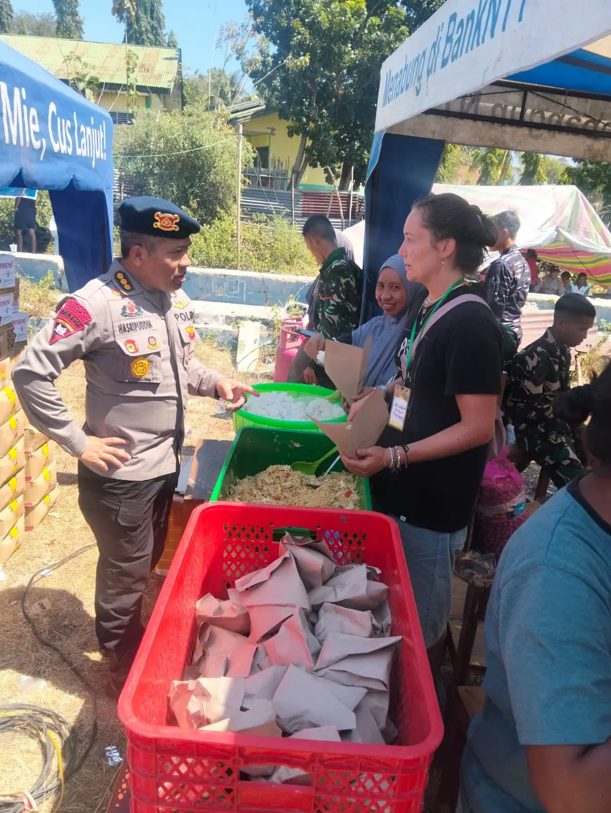 SAR Korbrimob Polri Evakuasi Korban Gempa dan Salurkan Bantuan Pangan di Manggarai Timur