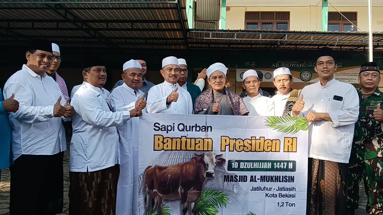 Shalat Idul Adha di Masjid Al Mukhlisin, Wakil Wali Kota Bekasi Serahkan Sapi Banpres 1,2 Ton Idul Adha 1447 H