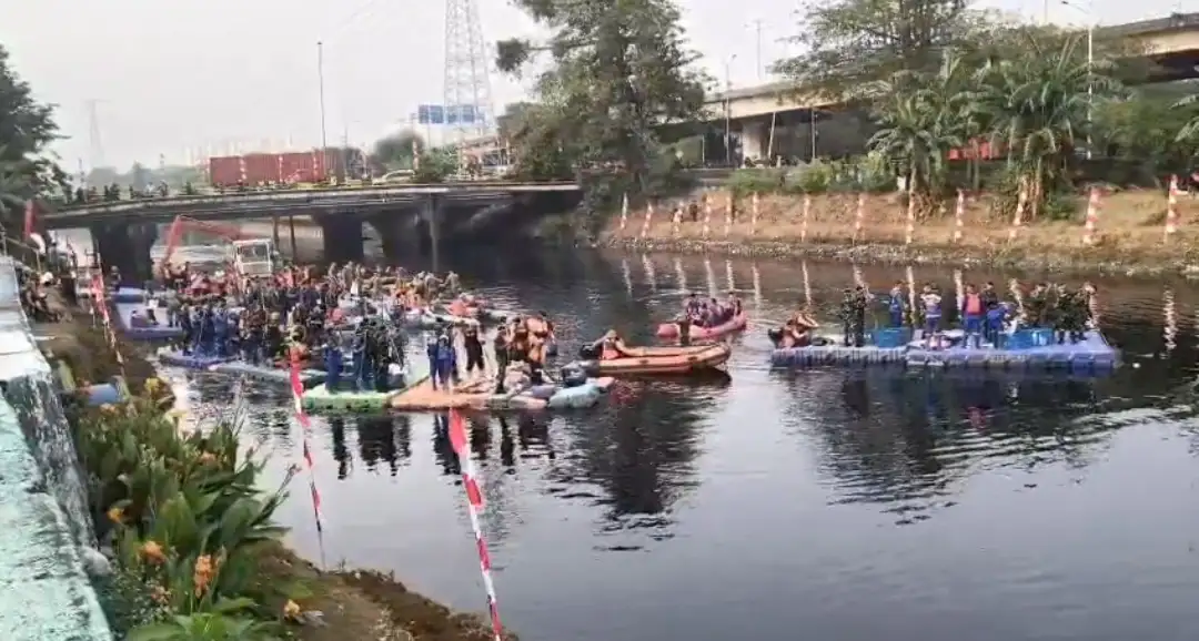 Pangdam Jaya dan Kapolda Metro Jaya Pimpin Bersih Sungai Kali Angke Sambut HUT RI ke-81