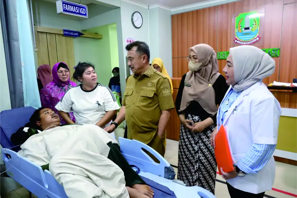 Abdul Harris Jenguk Korban Kecelakaan Cut Mutia, Pemkot Bekasi Pastikan Korban Mendapatkan Perawatan