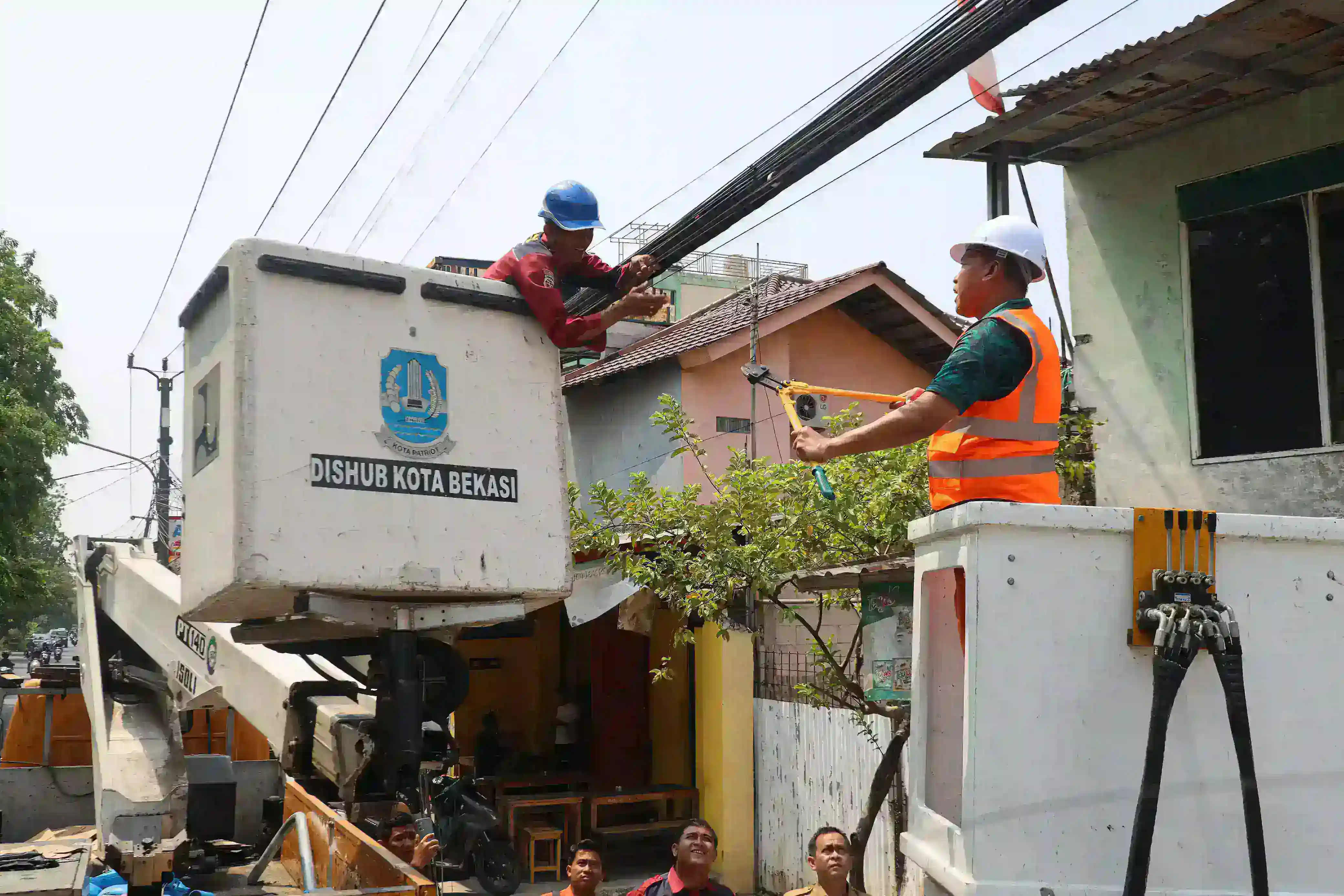 Bereskan Wajah Kota, Tri Adhianto Tertibkan 3 Kilometer Kabel Udara di Pangeran Jayakarta