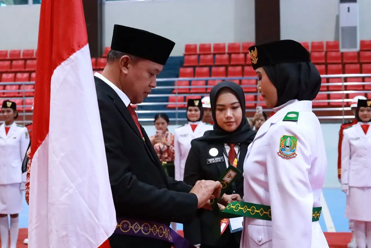 Siap Berkibar di Tanah Patriot! Wali Kota Tri Adhianto Kukuhkan Paskibraka Bekasi 2026: “Jadilah Kebanggaan Orang Tua”