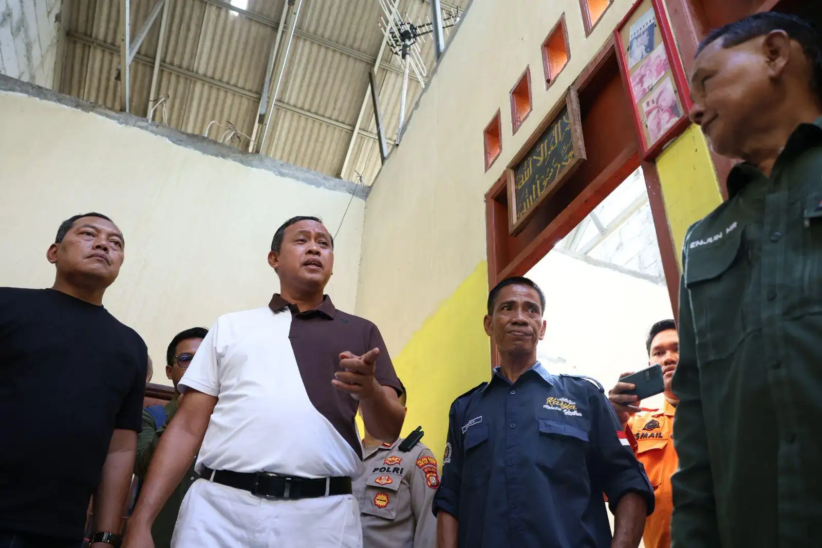 Gerak Cepat Salurkan Bantuan Perbaikan, Wali Kota Bekasi Tinjau Rumah Warga Terdampak Angin Kencang di Jatiasih