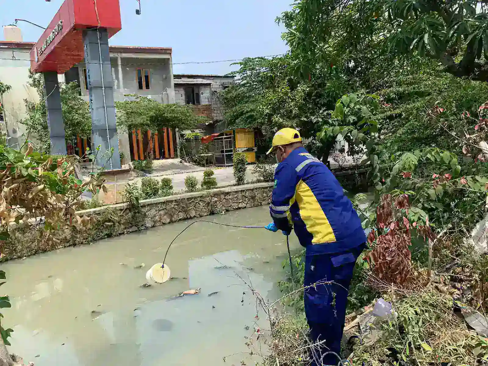 Limbah Restoran Jadi Sorotan, DLH Bekasi Cek Lokasi dan Uji Air Kali Abang