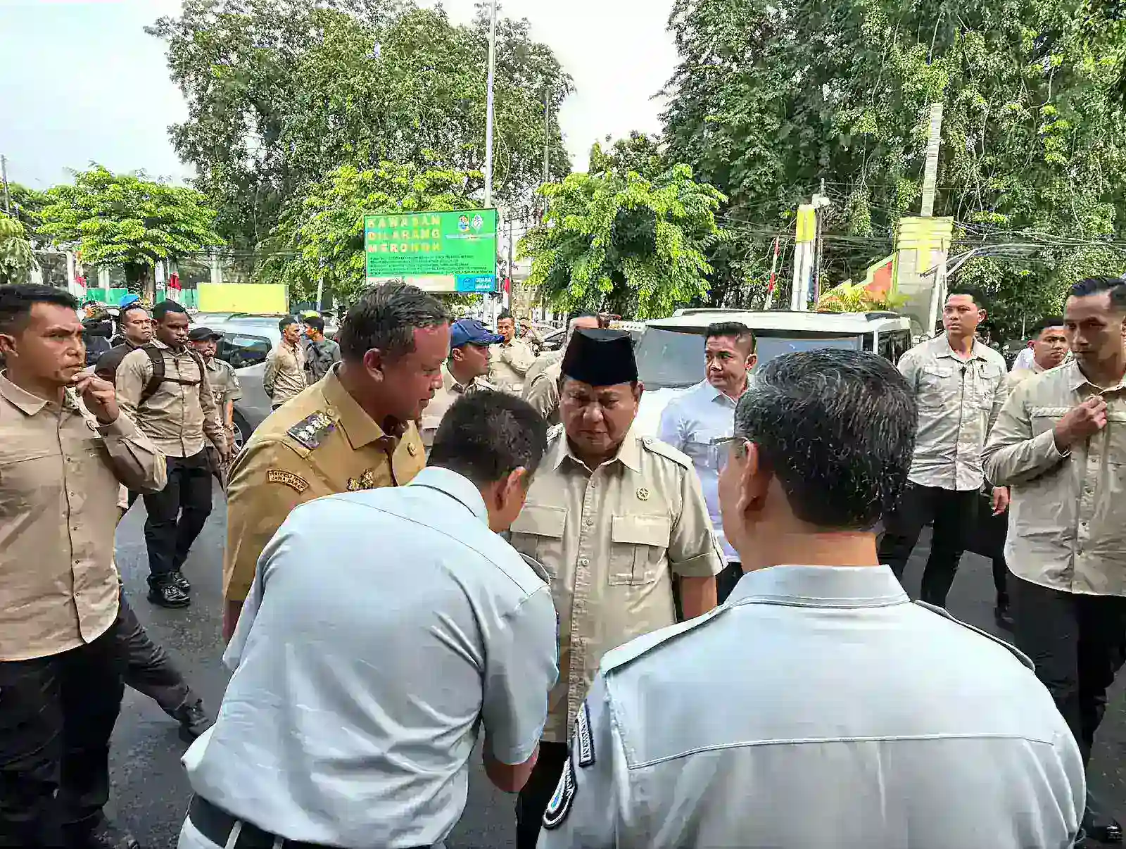Presiden Prabowo Jenguk Korban Kecelakaan KA Bekasi Timur di RSUD CAM