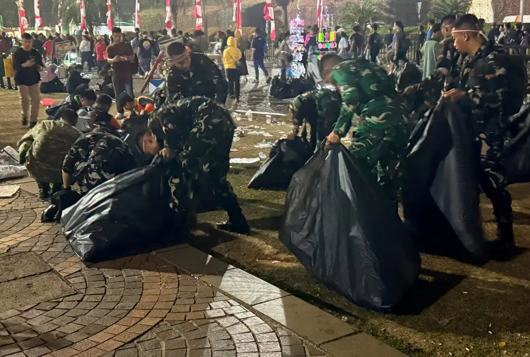 Gotong Royong Pasca-Upacara, 400 Personel Kodam Jaya Bersihkan Sampah di Area Monas