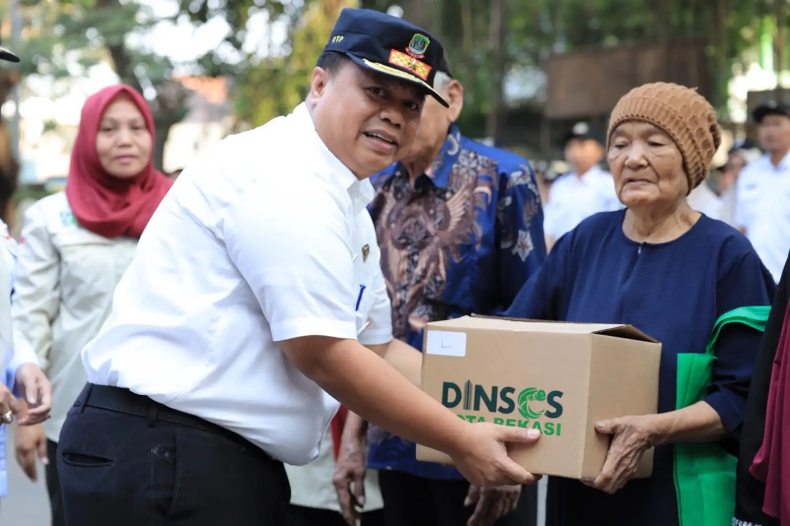 Dinsos Bekasi Salurkan Bantuan Permakanan bagi Anak, Lansia, dan Penyandang Disabilitas